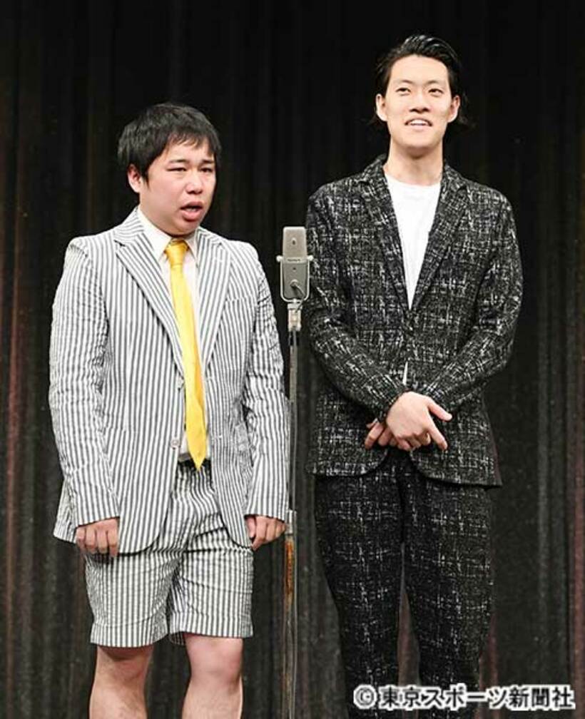  「霜降り明星」のせいや（左）と粗品