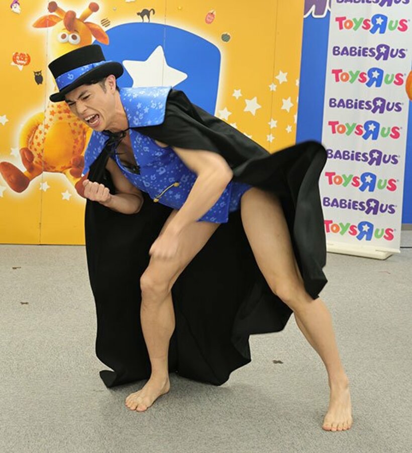  乳首を隠した小島よしお