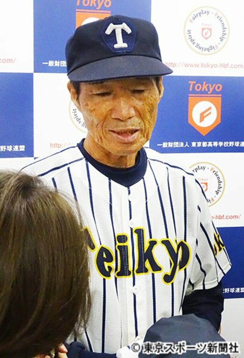  取材に応じる前田監督