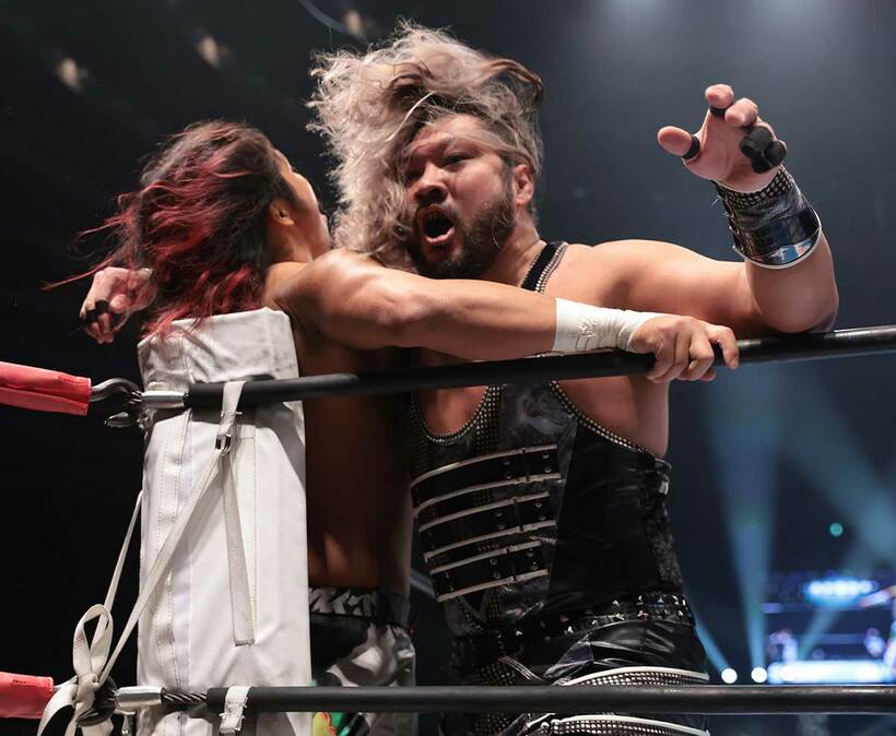  ２７日大阪城大会で高橋ヒロム（手前）を攻めるＥＶＩＬ（東スポWeb）