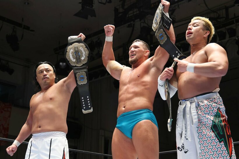 王座奪取を喜ぶ後藤洋央紀(左)、ボルチン・オレッグ(中)、YOSHIーHASHI