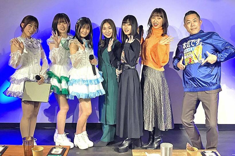 左から「ＳＵＮＮＹ」の高原つぐみ、白田美月、彩桜ななみ、演歌歌手の水城なつみ、女優の鈴木茜音、楓、東京スポーツ佐藤浩一・餃子広報