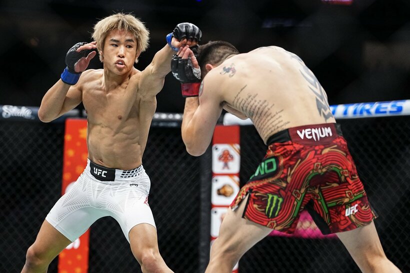 ブランドン・モレノ(右)にパンチを放つ平良達郎(c)Zuffa LLC/UFC