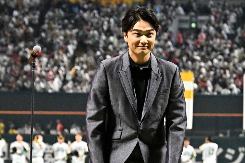 国歌独唱を終えた井上芳雄