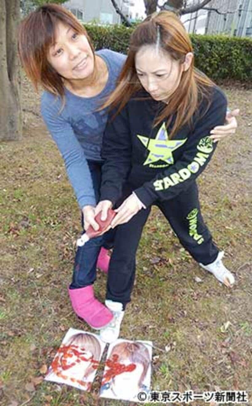 風香ＧＭをコントロールし、高橋と脇澤の写真をケチャップまみれにしてしまう木村（左）