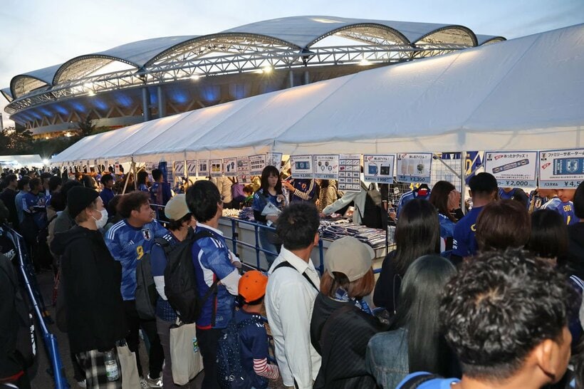 代表戦のグッズ売り場は、常に大盛況だ