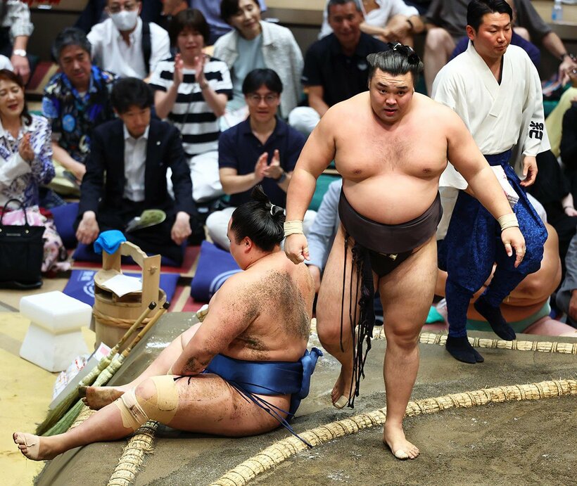 初日は土俵際で琴勝峰(左)を下し、冷や汗をかいた霧島