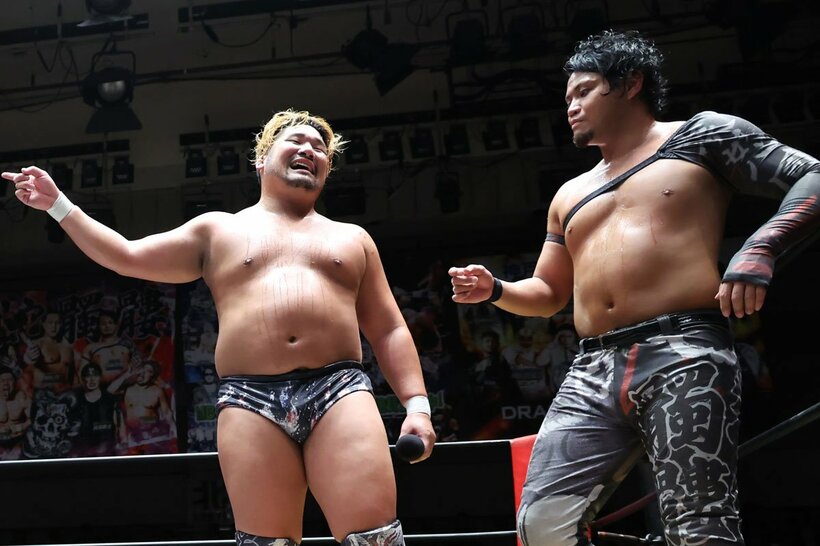 タッグリーグ覇者を一蹴したツインゲート王者の加藤良輝(右)とISHIN