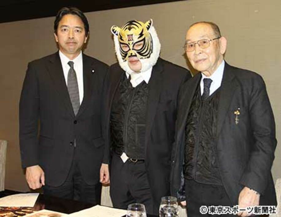  左から榛葉賀津也コミッショナー、初代タイガーマスク、新間寿会長