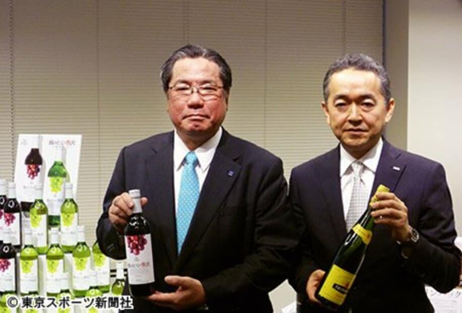 平野社長（左）はワインユーザーの裾野拡大を宣言した。右は櫻井裕之エノテカ社長