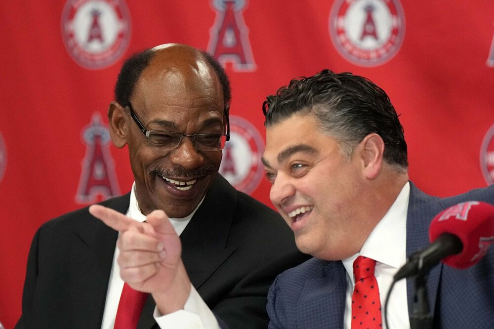 エンゼルスのワシントン新監督（左）とミナシアンＧＭ（ロイター＝USA　TODAY　Sports）