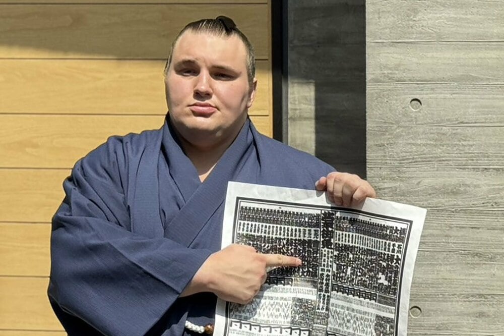 番付表を指さす安青錦。細かすぎて読めない…