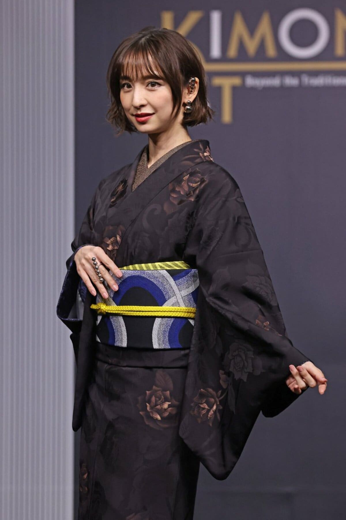 篠田麻里子 黒基調の色気たっぷり着物姿で魅了「しなやかな女性に