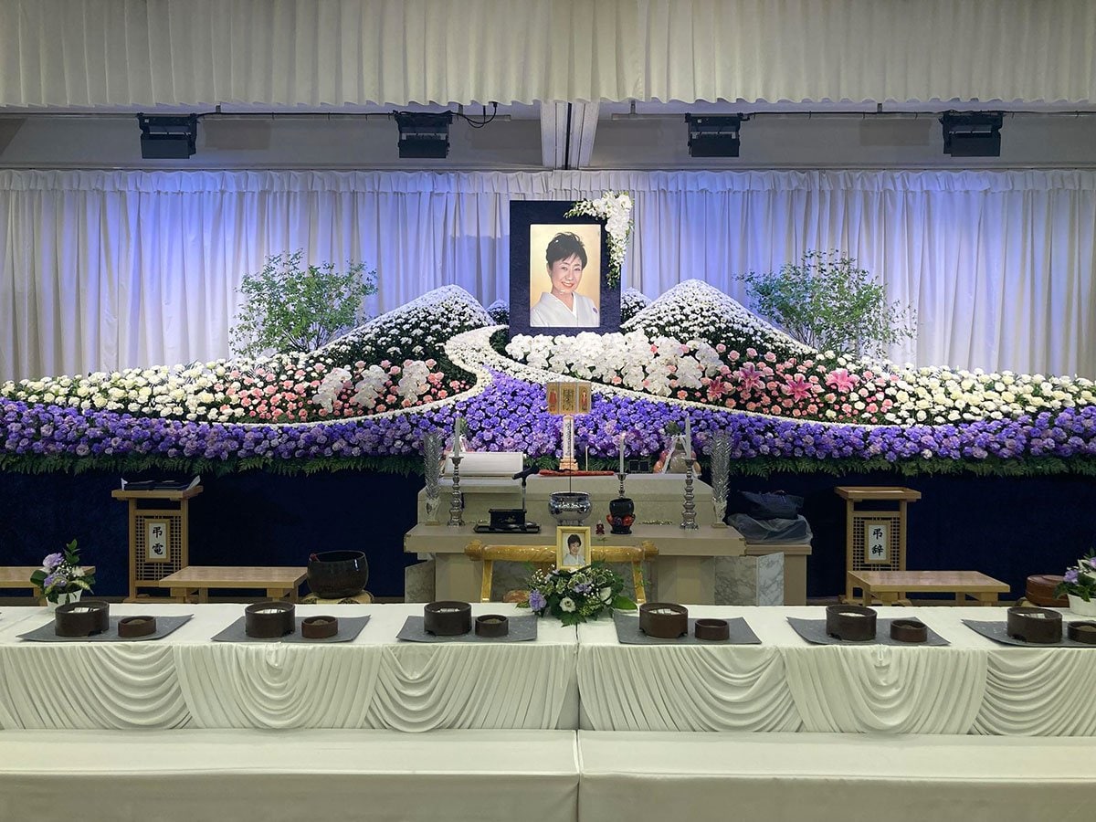 中村玉緒さん通夜 さんまら著名人ら参列…祭壇には愛用していたココ