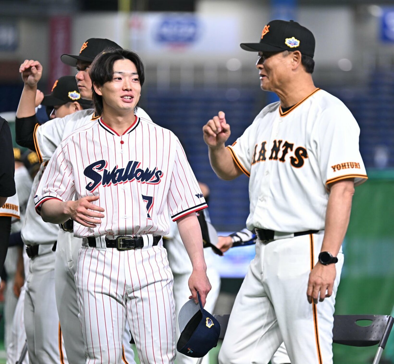 同じ「秀樹」同士、ヤクルト・長岡(左)と談笑する巨人・橋上監督代行