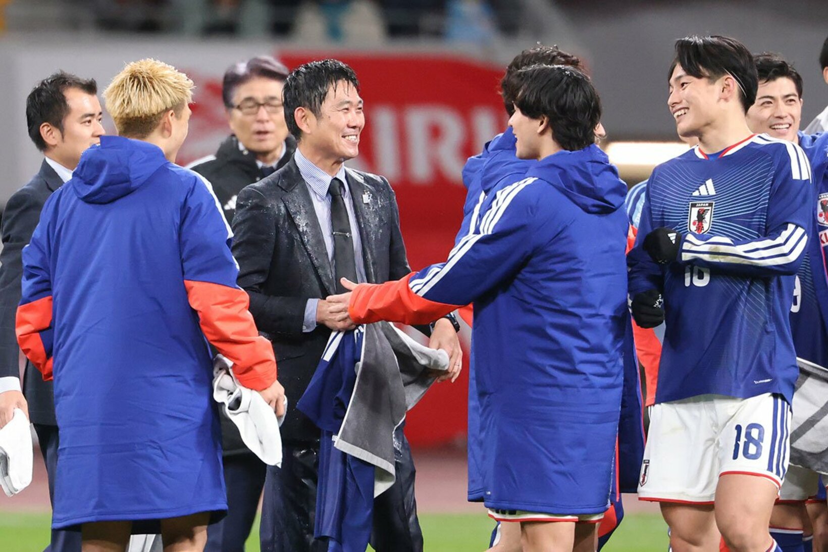 通算１００試合を祝してイレブンからウオーターシャワーを浴びずぶ濡れになった森保監督