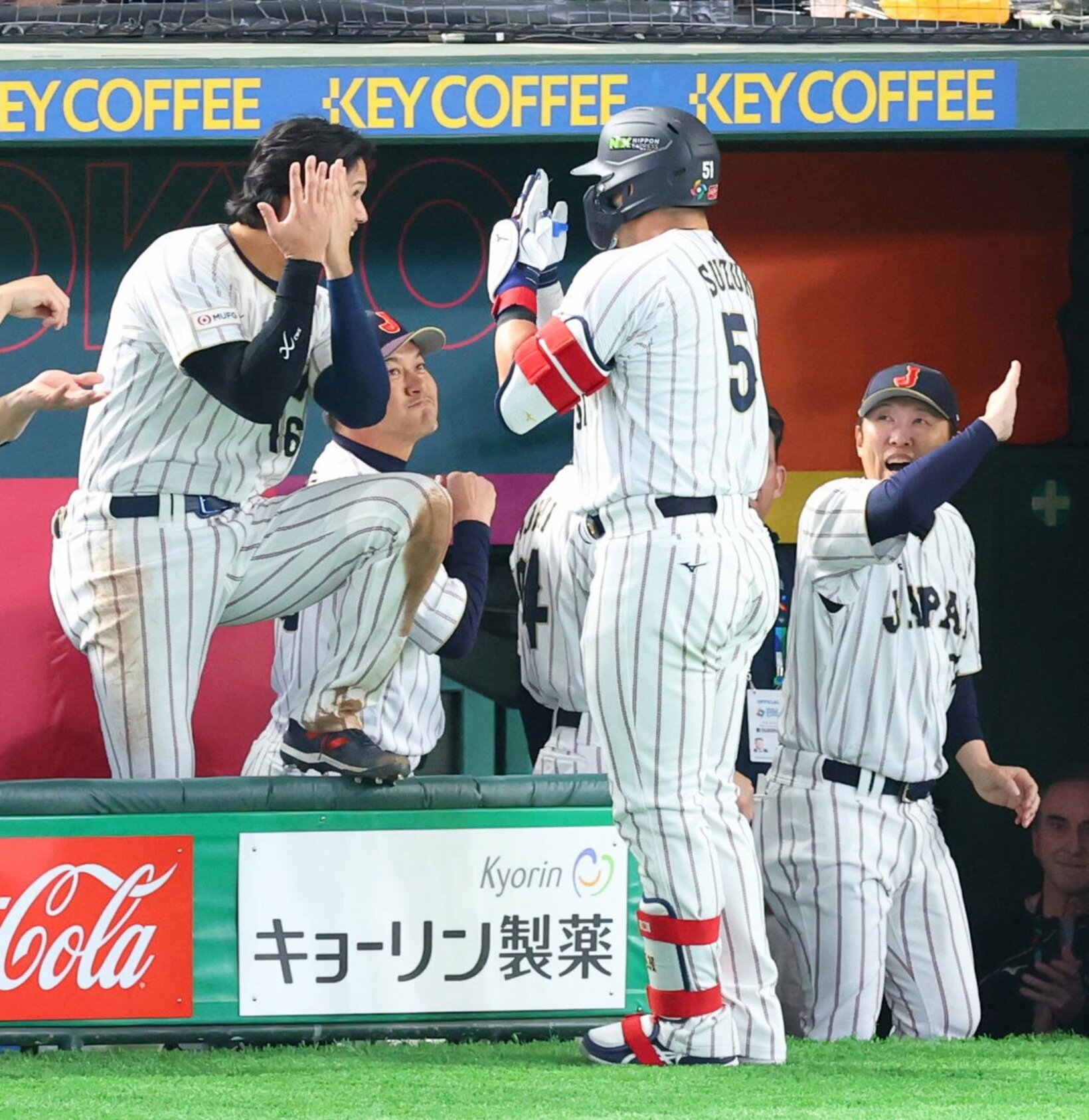 〝いないないばぁ〟ポーズを披露する大谷翔平