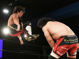 関根のヒザへドロップキックを見舞う田中（左）