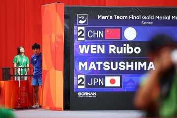 電光掲示板の横から試合を見つめる張本智和