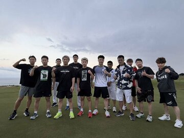 沖縄合宿で汗を流す井上尚弥（前列左から3人目）ら（大橋ジム提供）