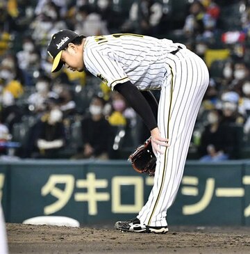  延長１０回に決勝弾を許し、肩を落とす阪神・岩貞