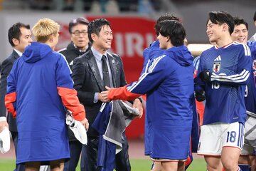 通算１００試合を祝してイレブンからウオーターシャワーを浴びずぶ濡れになった森保監督