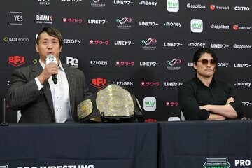 調印式を行った稲村愛輝（左）とＯＺＡＷＡ
