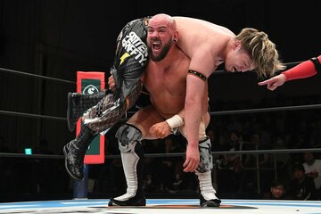 藤田晃生を持ち上げるロビー・エックス