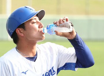 水分を補給する中日・石伊雄太