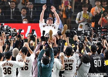  巨人、ソフトバンク両チームのナインに胴上げされる阿部