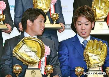  西勇輝（右）と話す梅野