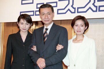 「ニュースキャスター」で時代を変えた久米宏さん。左は渡辺真理（１９９８年）