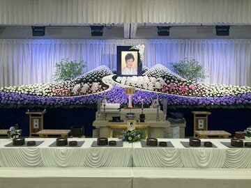 中村玉緒さん通夜の祭壇