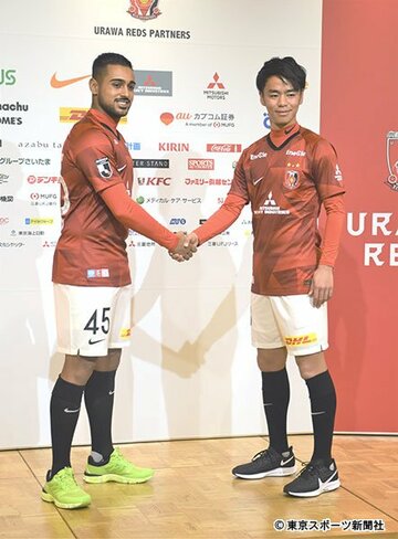  入団会見を行ったレオナルドと伊藤