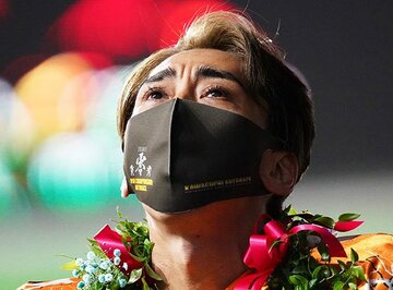  表彰式で涙をこらえる森且行