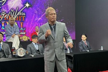会見でファイティングポーズをとる望月成晃