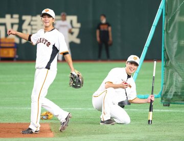  巨人・亀井コーチ(右)はストップウオッチを手に、野手陣の守備練習をチェック（東スポWeb）