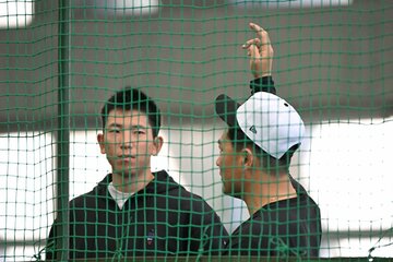 合同自主トレで戸郷翔征（左）と話す田中将大