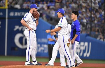 ゴネるウィック(左)に、怒りの表情で詰め寄るDeNA・三浦監督(中)