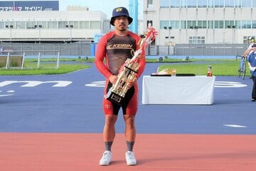 特製ハットをかぶり優勝トロフィーを掲げる古性優作
