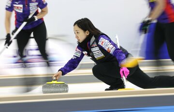  ストーンを投じるロコ・ソラーレの藤沢五月（代表撮影）