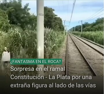 左手線路脇に男性のようなものがたたずんでいる（ユーチューブチャンネル「Fedemop」から）
