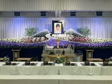 中村玉緒さん通夜の祭壇