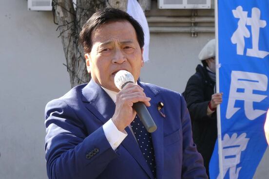 JR荻窪駅前で演説するラサール石井副党首