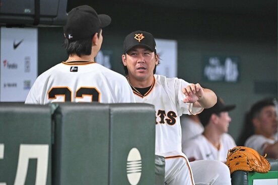 ベンチで小林誠司と話す甲斐拓也