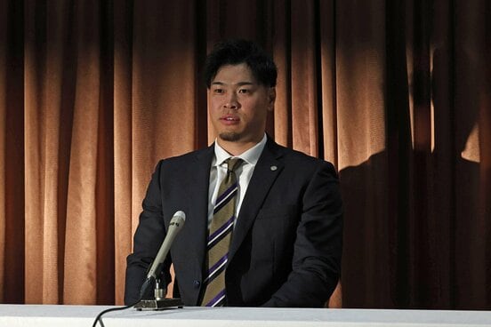 宿舎に到着し会見した佐藤輝明