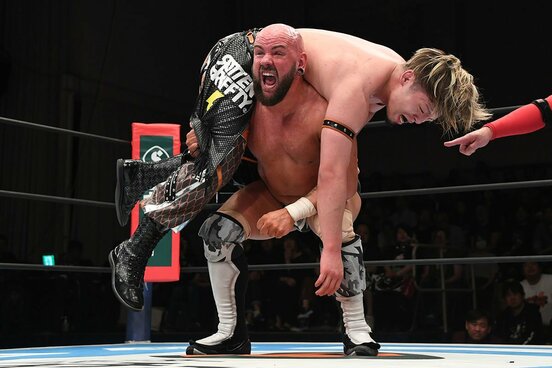 藤田晃生を持ち上げるロビー・エックス