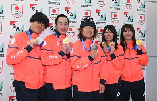 帰国後会見で記念撮影する（左から）木俣椋真、木村葵来、長谷川帝勝、村瀬心椛、深田茉莉