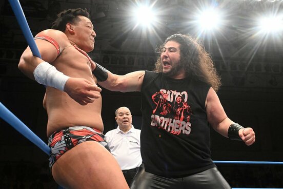 ドラゴンゲートの菊田円(左)とド迫力チョップ合戦を繰り広げた斉藤レイ