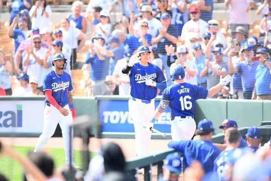 「移籍１号」を放った大谷は生還してスミス（右）とタッチ。ファンは大喜びだ